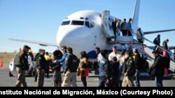 Llegada a Nuevo Laredo del primer vuelo directo con migrantes cubanos desde Costa Rica.