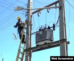 Cuba un trabajador de la empresa eléctrica realizando reparaciones luego del ciclón Sandy en 2010