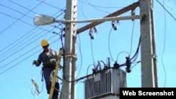 Cuba empresa eléctrica realiza reparaciones