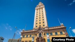 La Torre de la Libertad, hito del paisaje y la historia de Miami.