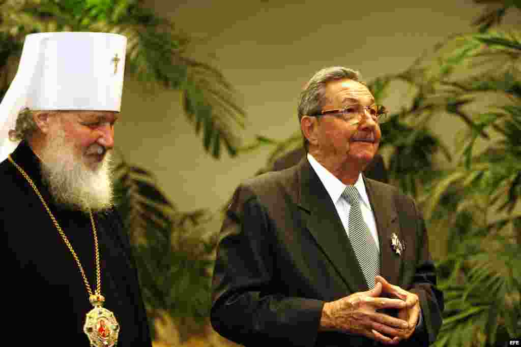 Kiril Gundjaev (i), miembro permanente del Santo Sínodo de la Iglesia Ortodoxa Rusa y jefe del departamento de Patriarcado de Moscú para Relaciones Externas de la Iglesia condecoró el 19 de octubre de 2008 a Raúl Castro con la Orden de la Iglesia Ortodoxa
