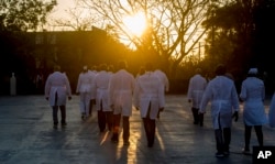 FOTO ARCHIVO. Una brigada de médicos cubanos enviada a Saint Kitts and Nevis para combatir el COVID-19, el 28 de marzo de 2020.