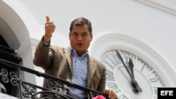 ARCHIVO. El presidente de Ecuador Rafael Correa desde un balcón de la casa presidencial.