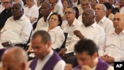 Caridad Diego, al centro, jefa de la Oficina de Atención a los Asuntos Religiosos, junto a otros funcionarios del PCC, durante el funeral del cardenal Jaime Ortega, en la Catedral de La Habana. (Archivo/Fernando Medina/Pool via AP)