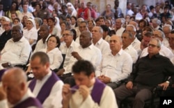 Caridad Diego, al centro, junto a otros funcionarios del PCC, durante el funeral del cardenal Jaime Ortega, en la Catedral de La Habana. (Archivo/Fernando Medina/Pool via AP)