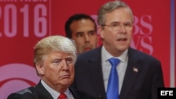 Donald Trump (i) y Jeb Bush (d) en el debate de Carolina del Sur, auspiciado por CBS.