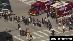 Rescatistas evacúan a los estudiantes de la secundaria Marjory Stoneman Douglas, en Parkland, Florida. 