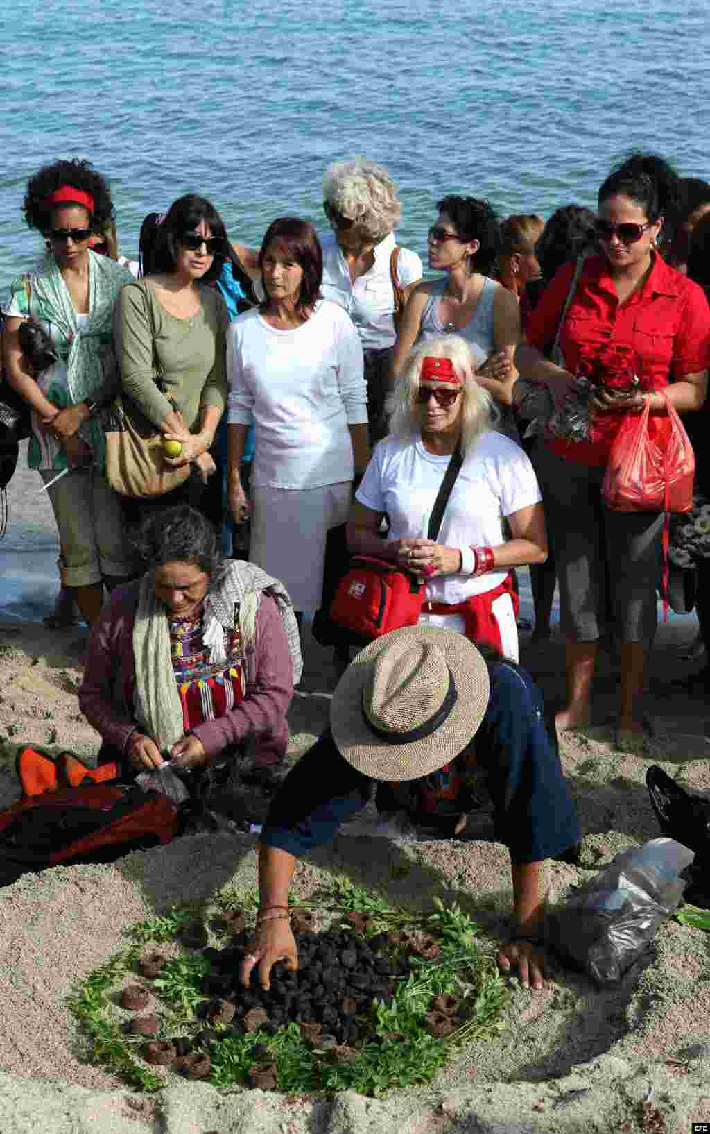 Muchos cubanos acudieron al rito con ofrendas naturales como flores y frutas, que se sumaron a la pira simb&oacute;lica que los l&iacute;deres mayas formaron en la arena.