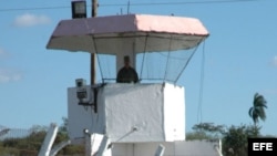 Archivo: Un guardia custodia una prisión de Cuba.