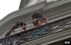 Beyoncé (d) y su esposo, el rapero Jay-Z (i), se asoman al balcón de su habitación en el Hotel Saratoga de La Habana (Cuba).