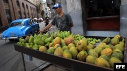 Un hombre vende vegetales y frutas el 1 de agosto de 2017, en La Habana (Cuba).