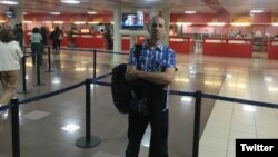 Michel Matos en el aeropuerto de La Habana, tras recibir la noticia de que está "regulado". 