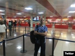 Michel Matos en el aeropuerto de La Habana, tras recibir la noticia de que está 