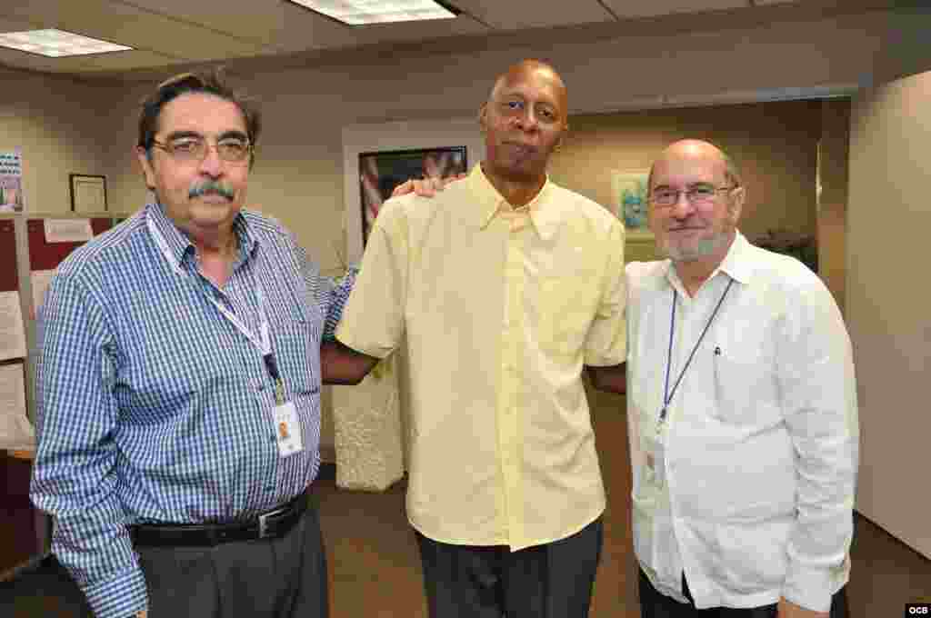 Guillermo Fari&ntilde;as posa junto a los periodistas Oscar del R&iacute;o y Pablo Alfonso. 