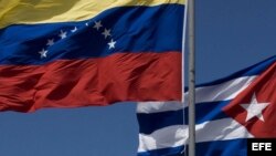 Las banderas de Venezuela y Cuba.