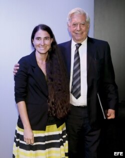 El escritor peruano Mario Vargas Llosa y la bloguera cubana Yoani Sánchez durante el VII Foro Atlántico, en la Casa de América.