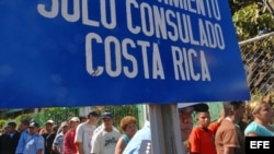 Presidente de Costa Rica pedirá ayuda a Cuba para resolver crisis de inmigrantes