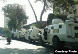 Estos vehículos de la Guardia Nacional fueron desplegados en torno al Ministerio de Alimentación de Venezuela para cerrar el paso a la marcha de ollas vacías.