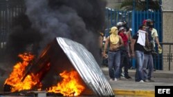 Estudiantes y opositores marchan en Caracas