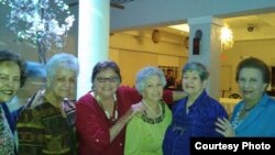Presas políticas cubanas. De iz. a dr.:Lidia Pino, Nilda Díaz, Cary Roque, Reina Peñate, Nereida Montes de Oca y la Dr. Isabel Rodríguez.