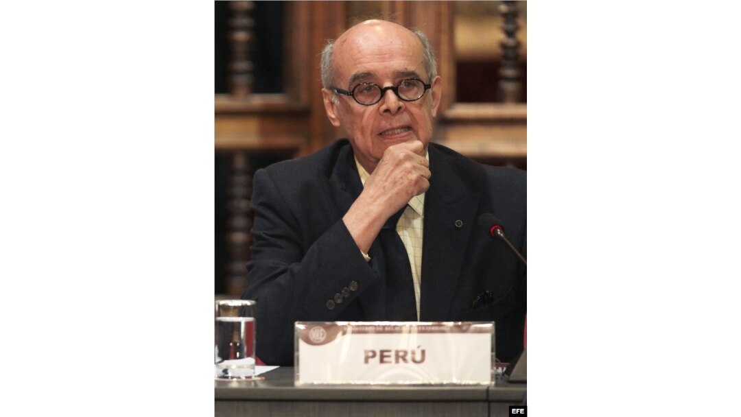 El canciller de Perú, Ricardo Luna, preside la mesa de reunión de cancilleres.