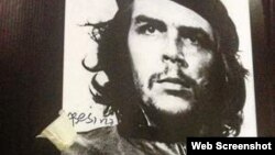 Cartel del Che Guevara expuesto en Connecticutt, en el que aparece una pintada con "asesino".