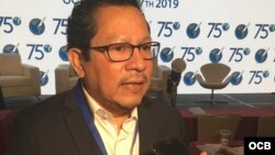 El periodista nicaragüense Miguel Mora ofrece una entrevista en la Asamblea 75 de la SIP. 