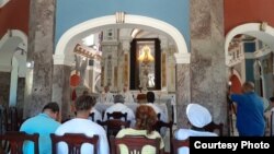 Fieles rezan en el Camarín del Santuario Nacional de la Virgen de la Caridad del Cobre. (Foto: Facebook/Archivo)
