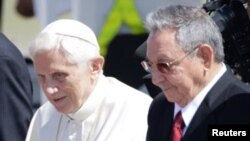 El Papa junto al gobernante Raúl Castro