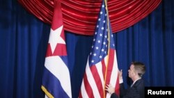 Banderas de Cuba y los Estados Unidos en la embajada cubana en Washington. REUTERS/Chip Somodevilla/Pool