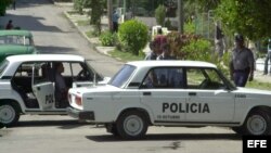 Policías cubanos bloquean las calles de acceso al "Tribunal Municipal de 10 de Octubre". 