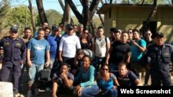 Grupo de inmigrantes cubanos retenidos en Honduras el 2 de febrero.