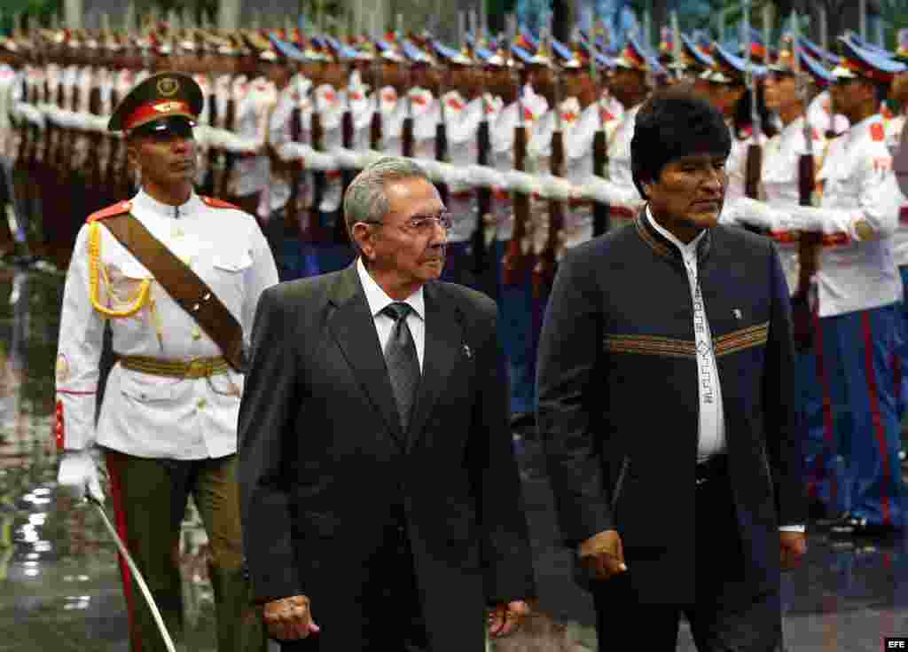 Raúl Castro da la bienvenida a Evo Morales durante la revista a las tropas formadas para la ceremonia oficial de recibimiento.