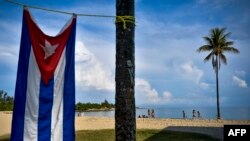 Una bandera cubana en la Playa de Bacuranao. AFP/ Yamil Lage / AFP