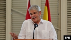 El ministro de Asuntos Exteriores de España, Alfonso Dastis, realiza una visita al Centro Gallego en su primer día de visita a Cuba.