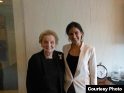 Rosa María junto a Madeleine Albright. Tomado del Twitter del MCL.