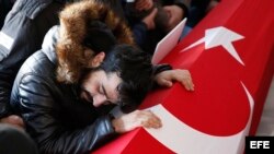 Funeral de Yunus Gormek, una de las víctimas del atentado de Año Nuevo en la discoteca "Reina" de la capital turca.