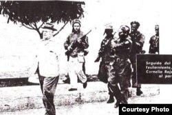 Rebeldes al mando de Guevara conducen al paredón al coronel Cornelio Rojas, jefe de la policía de Santa Clara.