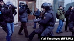 Policias rusos detienen a manifestantes en Moscú
