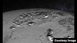 El paisaje de Plutón incluye cráteres antiguos y planicies heladas.