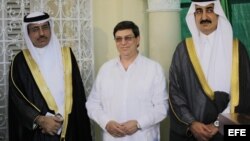 El príncipe de Arabia Saudí, Khaled Bin Saud Bin Khaled Al-Saud (d), el embajador de esa nación en Cuba, Saeed Hassan Aljomae (i) y el canciller cubano, Bruno Rodríguez Parrilla (c), en la sede de la embajada de ese país en Cuba. 26 de febrero del 2013.
