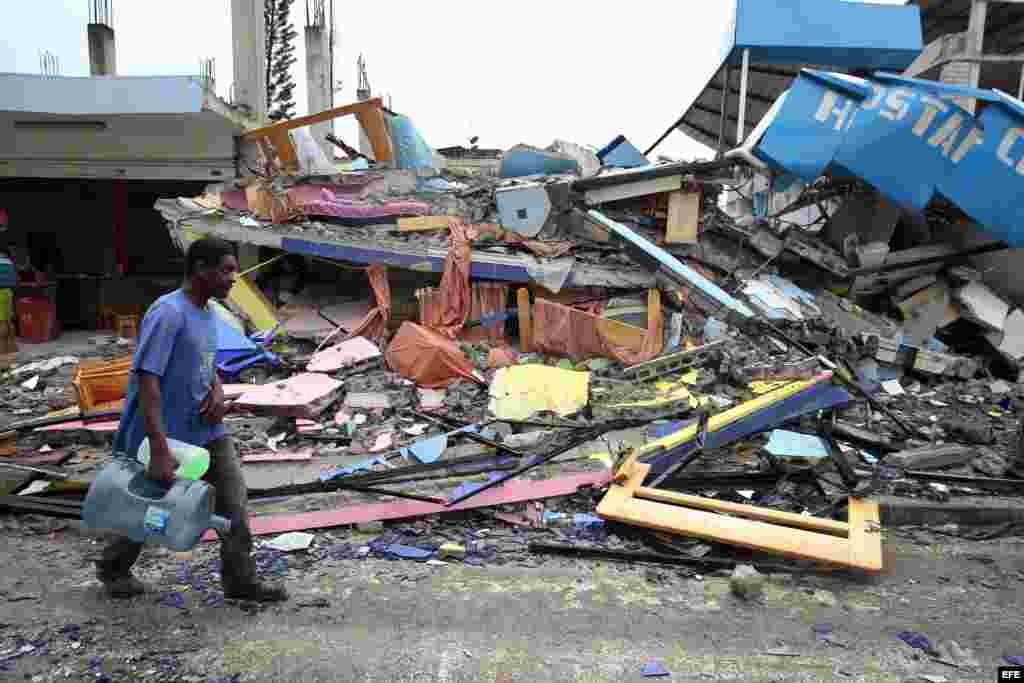 El sismo amplios daños materiales en la mayor parte de las poblaciones de la provincia de Manabí, en Guayaquil, la capital y otras ciudades importantes.