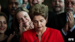 La ahora expresidenta de Brasil Dilma Rousseff habla frente al Palacio de Alborada en Brasilia. EFE