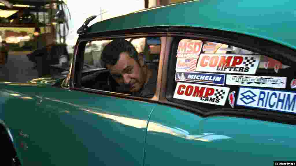 Eduardo, que participa en el documental, en su auto de carreras.