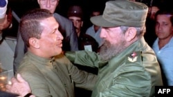 Fidel Castro y Hugo Chávez en el Aeropuerto Internacional José Martí, el 13 de diciembre de 1994. (Archivo)