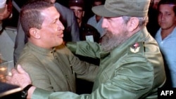 Fidel Castro recibió a Chávez en el Aeropuerto Internacional José Martí el 13 de diciembre de 1994.