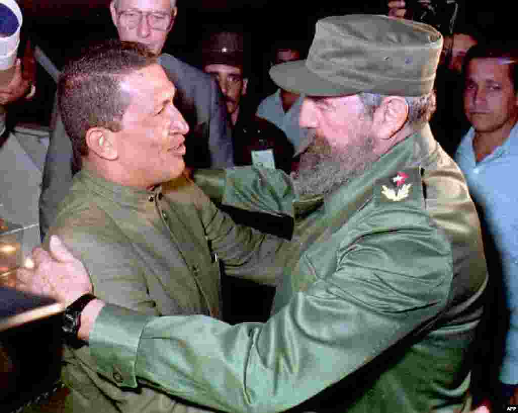 Fidel Castro recibió a Chávez en el Aeropuerto Internacional José Martí el 13 de diciembre de 1994.