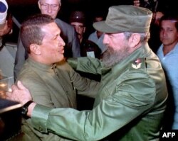Fidel Castro recibió a Chávez en el Aeropuerto Internacional José Martí el 13 de diciembre de 1994 (Archivo).