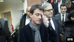 El primer ministro francés Manuel Valls después de emitir su voto.