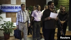 Iván Márquez (al frente) habla con la prensa al reinicio de las negociaciones entre las FARC y el gobierno colombiano.